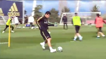 James ya toca balón, pero sigue siendo baja