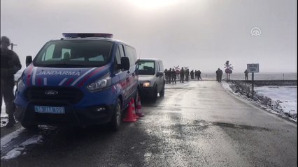 Tren hemzemin geçitte otomobile çarptı: 3 ölü - KARS