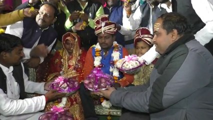 वाराणसी में हुई अनोखी शादी, दूल्हा-दुल्हन ने एक-दूसरे को पहनाई प्याज-लहसुन की डिजाइनर वरमाला