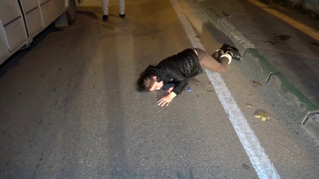 Genç kız, tartıştığı sürücü tarafından dövülüp otomobilden atıldı