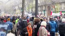 Paris'te binlerce kişi emeklilik reformu yasasını protesto etti