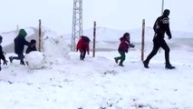 Kar yağışı çocukları sevindirdi - MUŞ