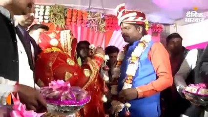दूल्हा और दुल्हन ने पहनाई प्याज-लहसुन की माला, मेहमानों ने भी प्याज और लहसुन की टोकरियां गिफ्ट में दी