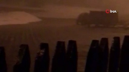 Aç kalan ayı, çöp konteynerinde yiyecek aradı