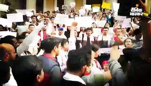 पूर्वोत्तर के राज्यों में उग्र प्रदर्शन: असम के 10 जिलों में मोबाइल-इंटरनेट बैन; गुवाहाटी में कर्फ्यू, सेना भी तैनात होगी