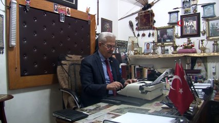 Daktilosu ile teknolojiye karşı direniyor