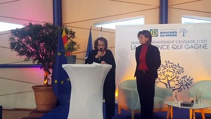 Claudia Cardinal reçoit la médaille d'honneur du département