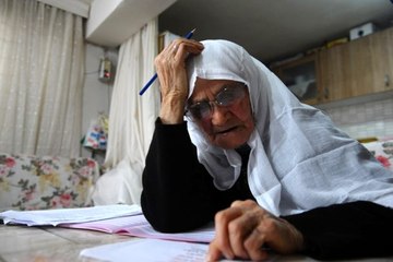 85 yaşında okuma yazma öğrenen Şahizar Teyze'yi Cumhurbaşkanı misafir etti