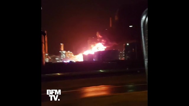 Les images de l’incendie survenu cette nuit dans une raffinerie Total à Gonfreville-l'Orcher