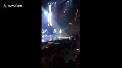 Rod Stewart comments on UK election at concert