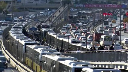 Florya'da metrobüs arızalandı; uzun kuyruklar oluştu