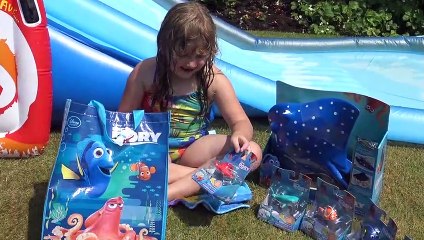 Disney Procurando  Dory  - Sophia, Isabella e Alice Brincando no Escorregador