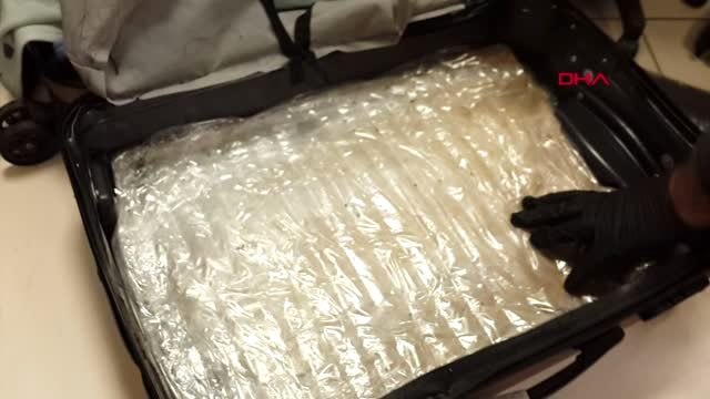 Antalya iranlı yolcuların valizinden 3 kilo eroin çıktı