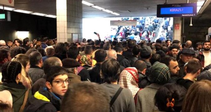 İstanbul'da saatlerdir duran metro seferleri sonrası vatandaş bilgi alacak muhatap bulamıyor