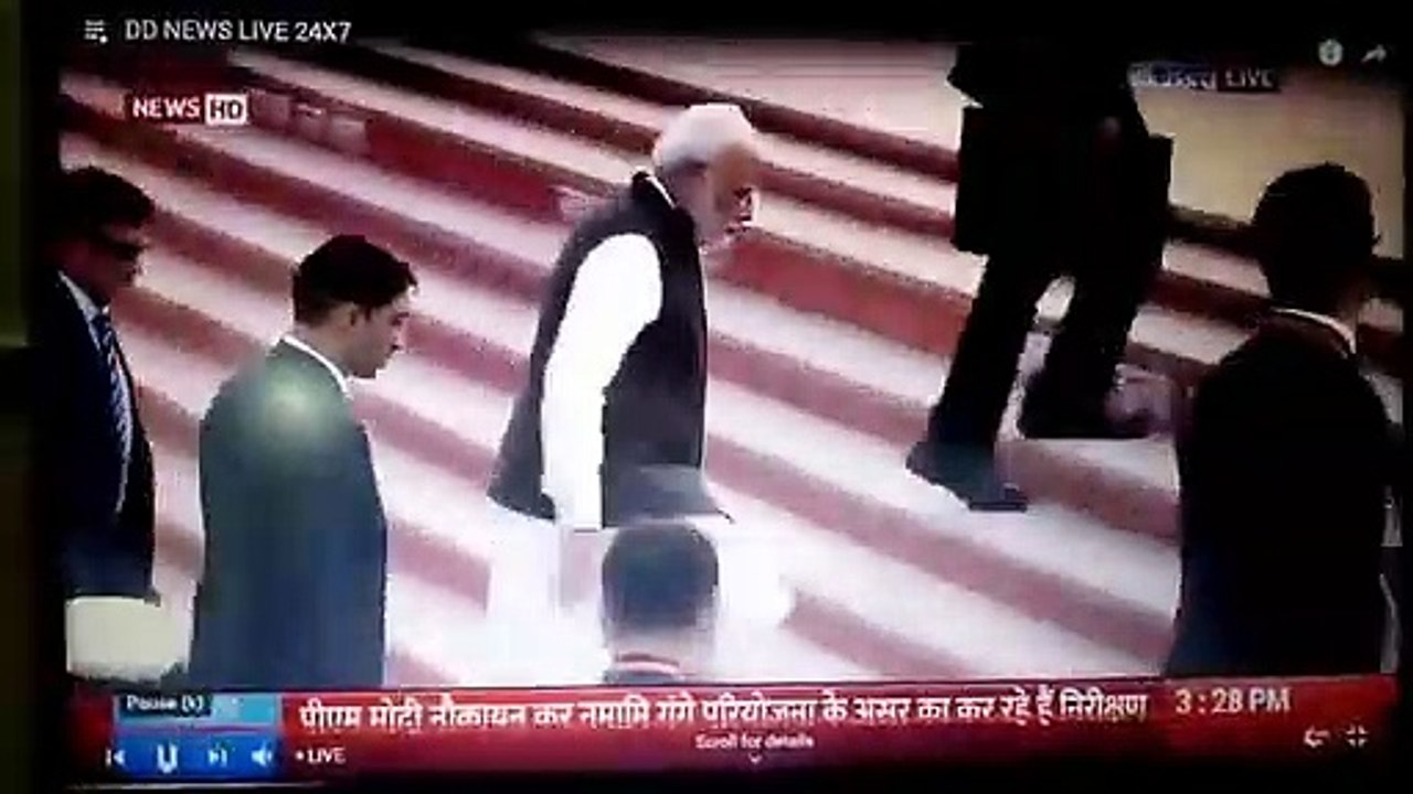 जब चलते चलते गिर पड़े पीएम मोदी, देखें वीडियो