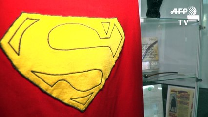 مزاد على تذكارات من هوليوود بينها الرداء الأحمر في أول أفلام "سوبرمان"