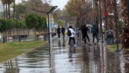 İngiliz Baba Oğlun Dev Dalgalarda Tehlikeli Oyunu