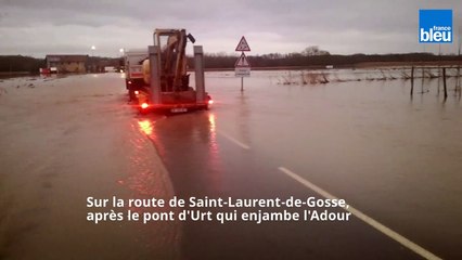 Des automobilistes tentent de s'engager sur des routes inondées et barrées