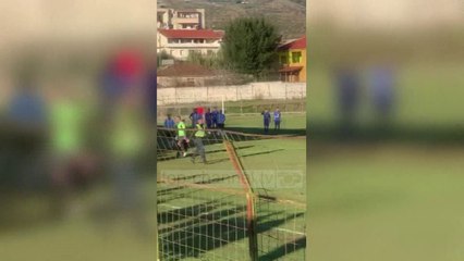 Video/ Dhunohet barbarisht arbitri në Peqin