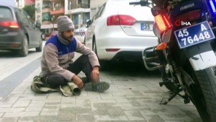 Trafik cezası yedi, yolda oturma eylemi yaptı