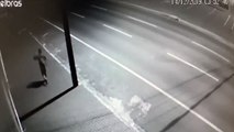 Câmera mostra ladrões quebrando vidro de pizzaria para realizar furto