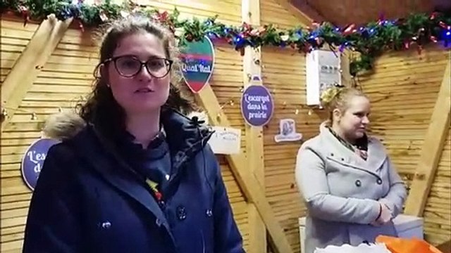 Marché de Noël de Saint Avold : Rebecca présente le chalet de l'office de tourisme de territoire