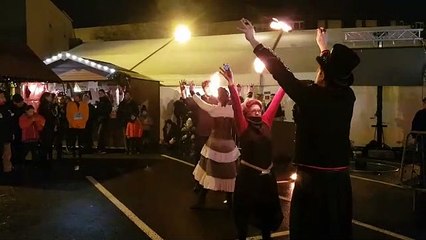 Des cracheurs de feu venus de Sarreguemines ont assuré le spectacle en attendant le départ du trail urbain
