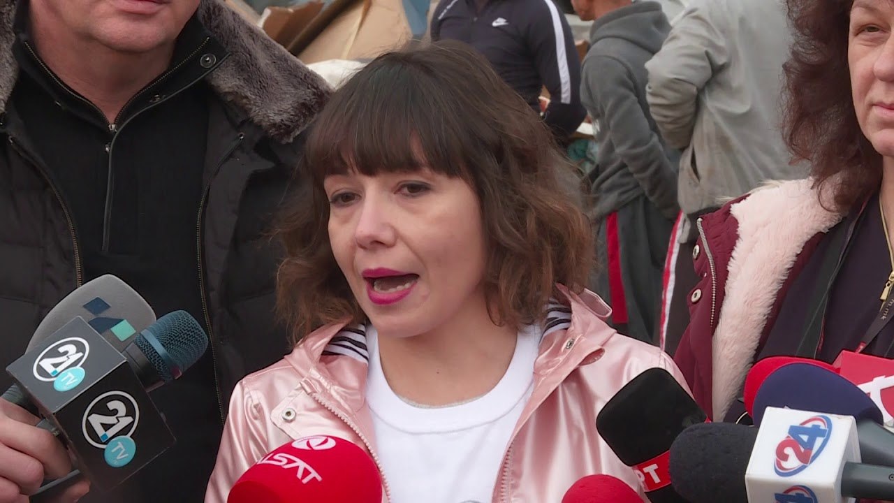 Додека нивните колеги ѓубрето го чистea со раце, Шилегов и  Царовска чистеa со булдожер