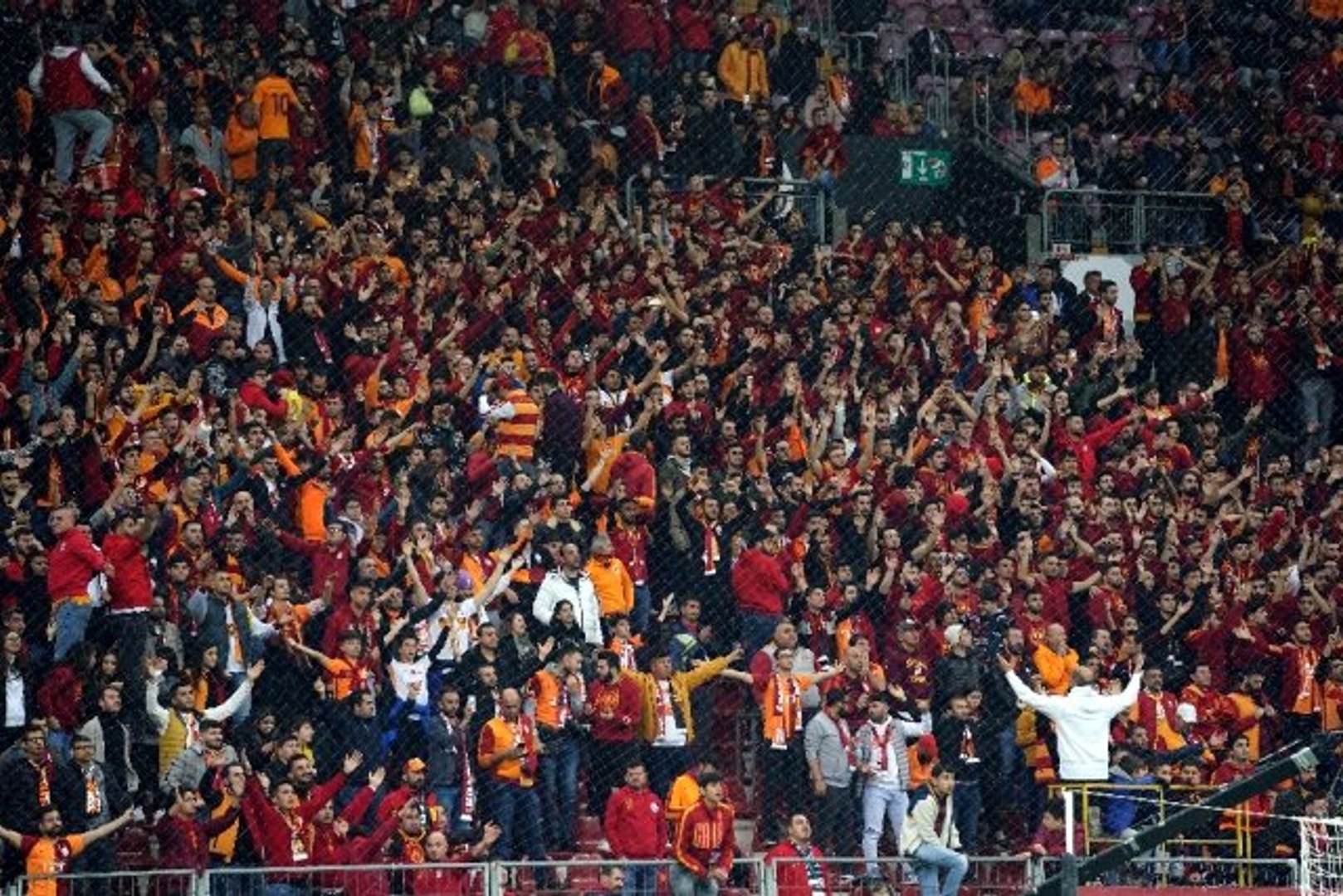 Galatasarayli Taraftarlar Iki Takimi Da Tribune Cagirdi