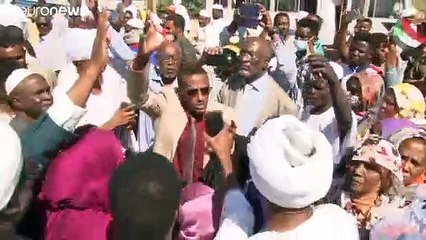 شاهد: أنصار البشير يتظاهرون في "الزحف الأخضر" رفضا لإدانته رغم الحكم المخفف