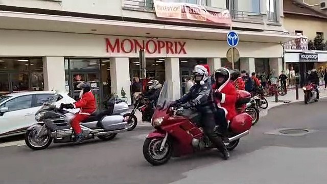 Les pères Noël motards défilent à Vesoul