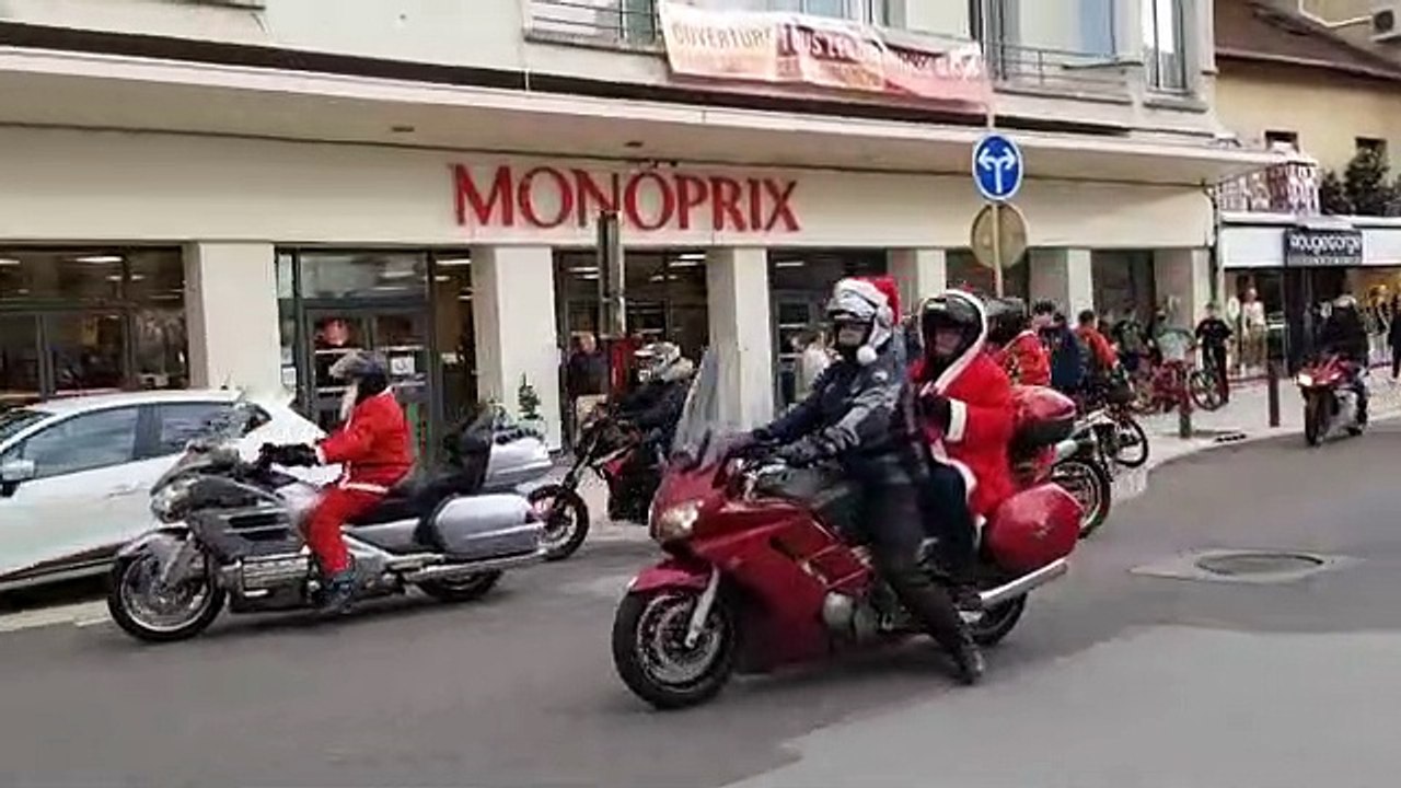 Les pères Noël motards défilent à Vesoul