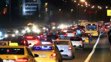 15 Temmuz Şehitler Köprüsü'nde otomobil alev alev yandı
