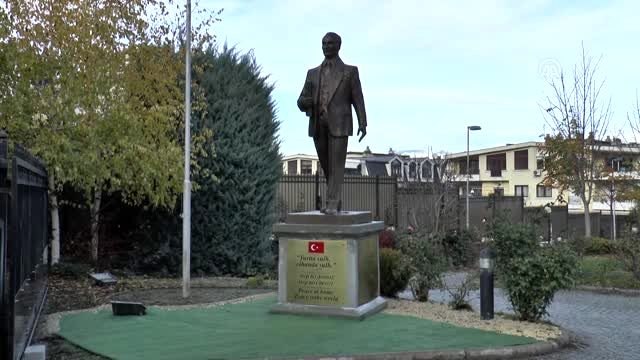 Türkiye'nin Üsküp Büyükelçiliği konutu önüne Atatürk heykeli