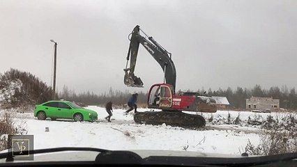 Video herunterladen: Ils n'auraient pas du embêter cet ouvrier qui conduit une pelleteuse