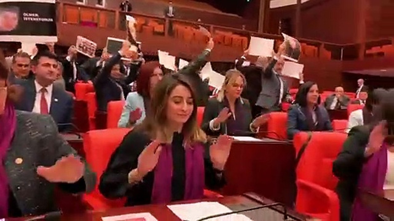 Polis sokakta engellemişti; kadın vekillerden Meclis'te Soylu'ya karşı Las Tesis performansı