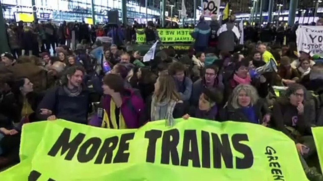 Amsterdam: Klimademo im Flughafen Schiphol