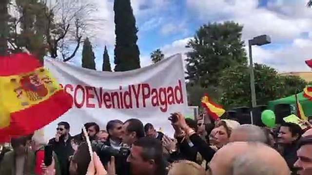 Vox reparte chorizo en la concentración para pedir que el PSOE devuelva el dinero de los ERE