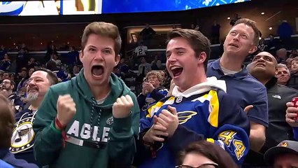 Blues come back with four goals in 3rd, stun Blackhawks