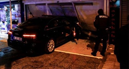 Başkentte trafik ışıklarında 3 araca çarpan otomobil iş yerine girdi: 4 yaralı