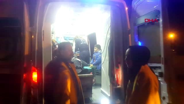 Kocaeli kavşakta otomobil hafif ticari araca çarptı 3 yaralı