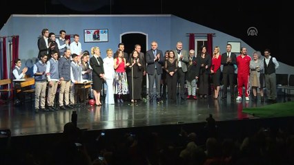 Bakan Ersoy, ünlülerin görme engelli çocuklarla sahne aldığı oyunu izledi (2) - İSTANBUL