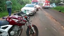 Forte batida de trânsito na Rua Tupinambás deixa dois ocupantes de moto feridos