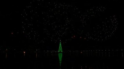 Río de Janeiro da la bienvenida a la Navidad con su árbol flotante de 70 metros de altura