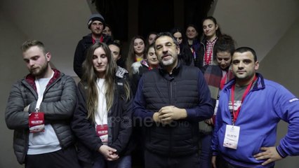 Ora News - Çuçi takon vullnetarët e shtabit të emergjencave në Durrës