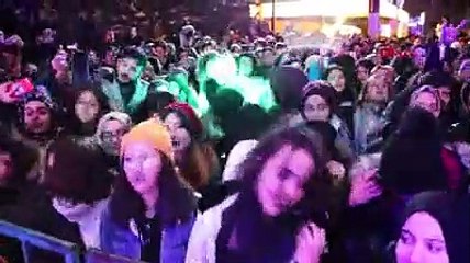 Palandöken'de Mor ve Ötesi'inden kar yağışı altında konser