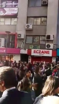 İzmirde kadınlardan danslı protesto