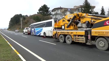 Yolcu otobüsü yoldan çıktı: 2 yaralı