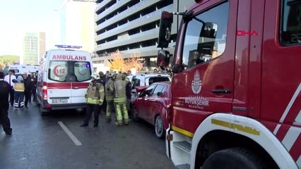 Ümraniye'de otomobil park halindeki araçlara daldı 5 yaralı