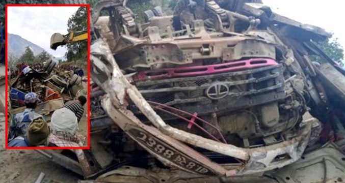Nepal'de, dini etkinlikten dönenleri taşıyan otobüs şarampole yuvarlandı! 14 ölü, 16 yaralı